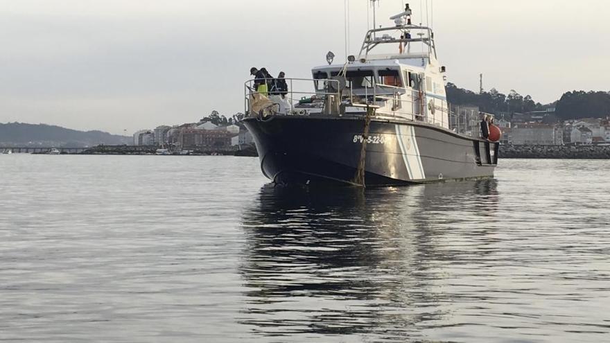 Barco de Gardacostas navegando en la ría de Arousa