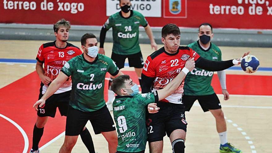 Los jugadores del Xiria, con mascarilla, en el duelo de ayer.