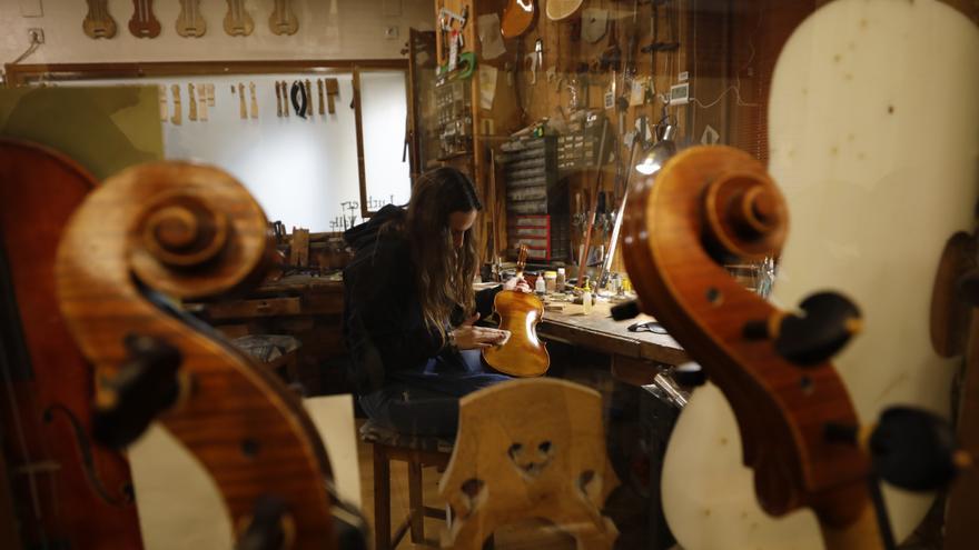 Andrea del Valle, la joven luthier ovetense que continúa con la saga familiar: &quot;Nací en el taller y quiero seguir aquí&quot;