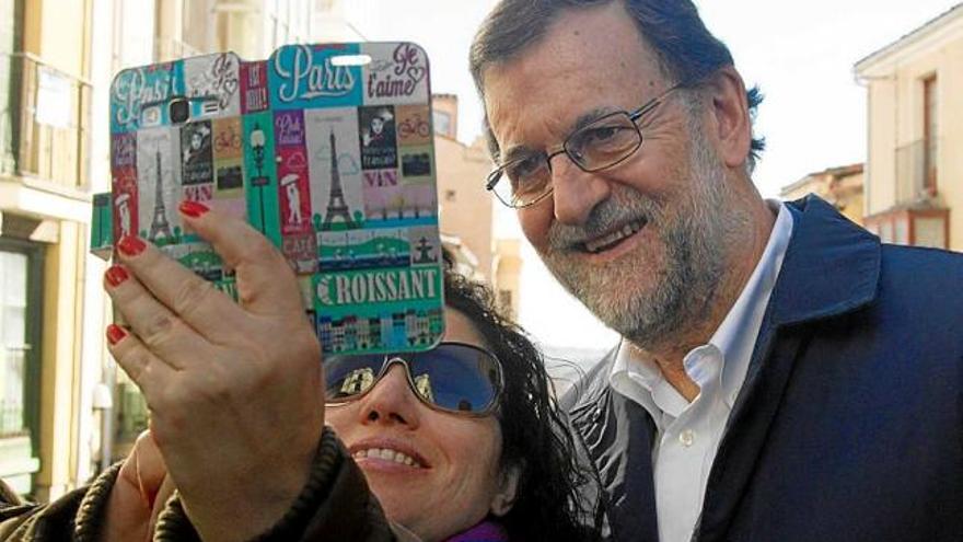 Rajoy fent-se una foto amb una vianant a Zamora, en el passeig d&#039;ahir