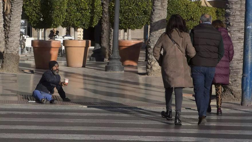 La Audiencia manda a prisión a un matrimonio acusado de obligar a un compatriota a pedir limosna en Alicante