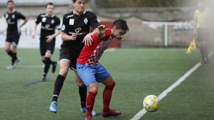 Quero protege el balón ante Gato, del Lenense.