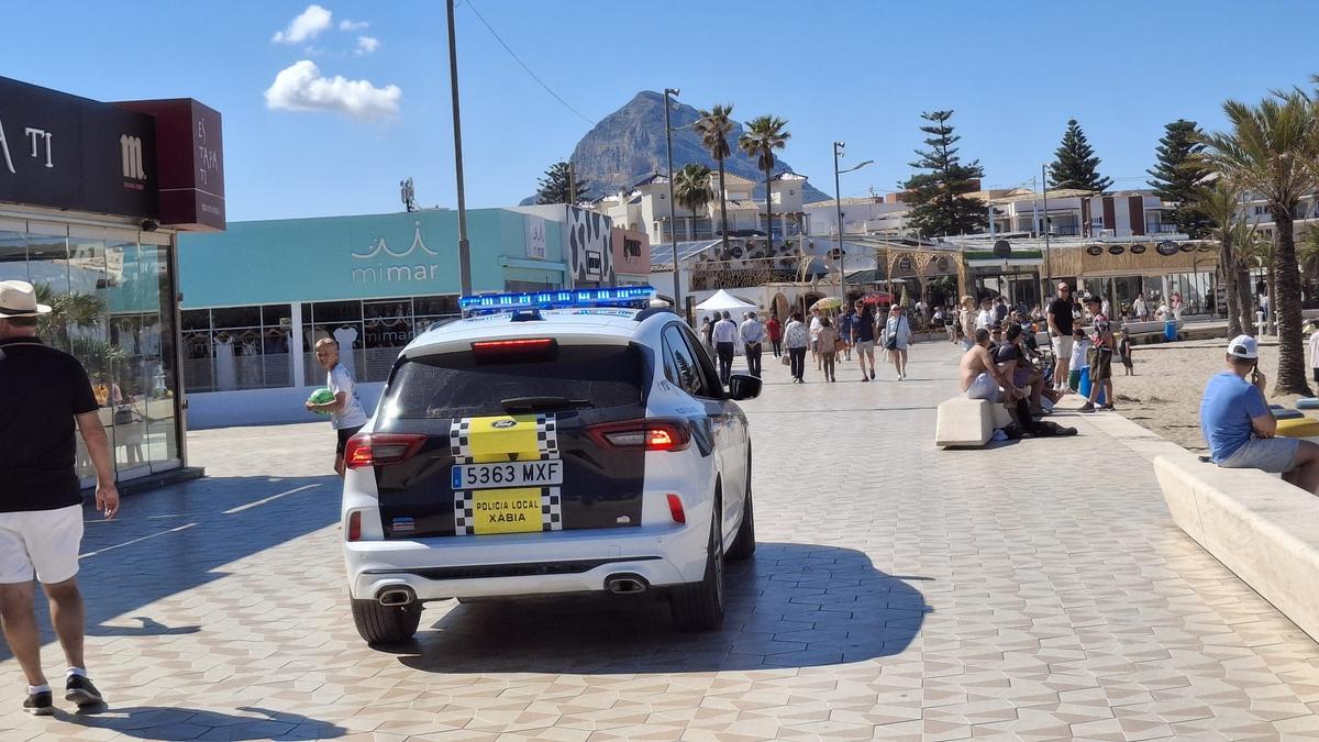Un coche de la Policía Local de Xàbia, en el paseo del Arenal, esta tarde