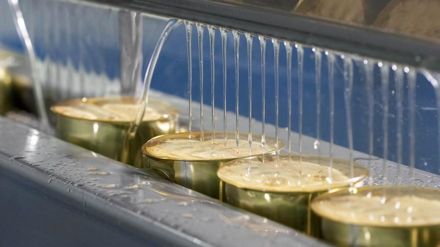 Latas de atún en conserva.