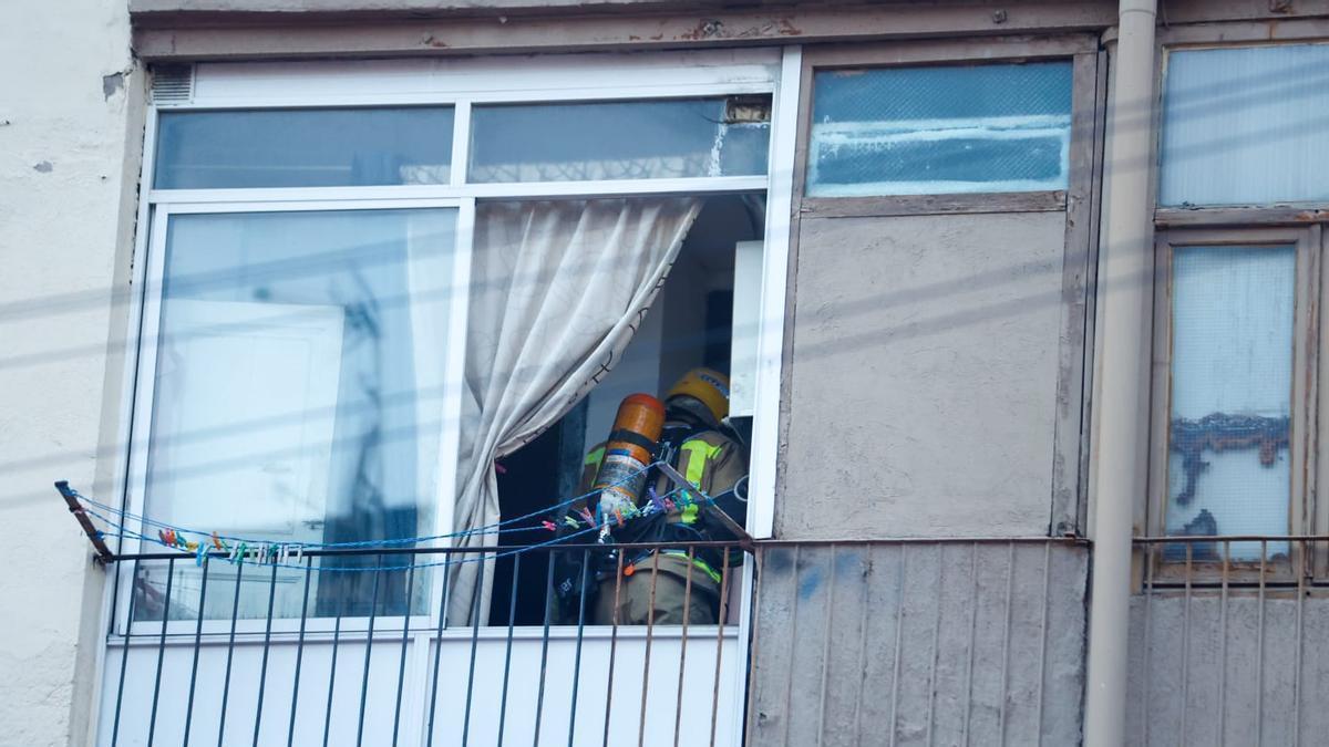 Les imatges de l'incendi al carrer circumval·lació de Manresa