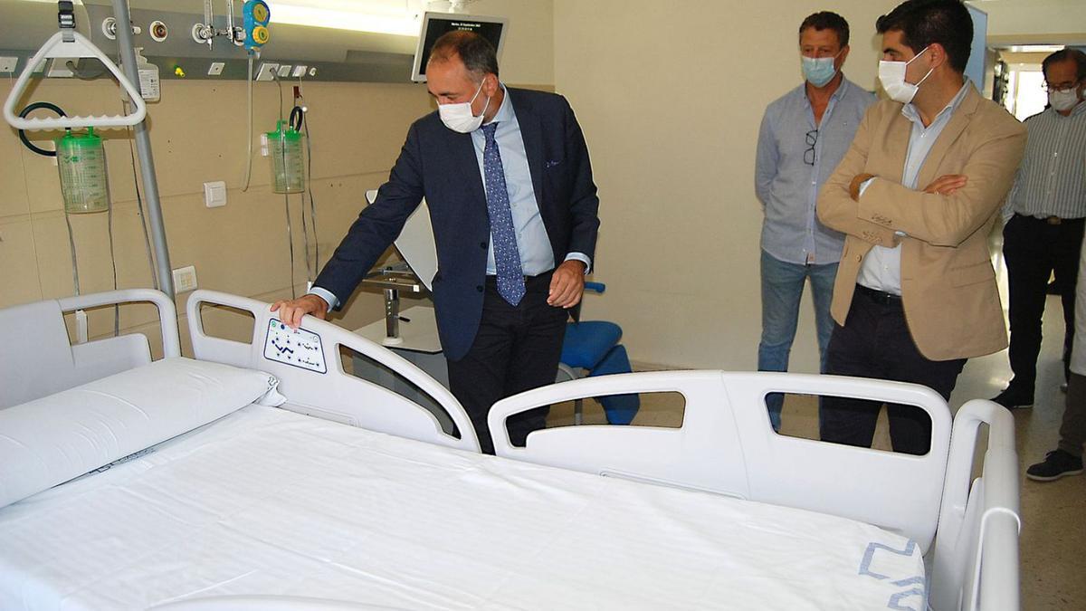 El conselleiro García Comesaña, visitando la habitación piloto del Hospital comarcal de Valdeorras. |   // FDV