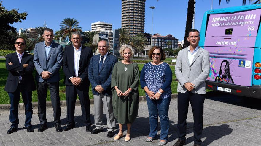 Tomás Falcón, Víctor Quintana, Manuel Suárez, Francisco Trujillo, María Nebot, Óscar Zamora, y Marta Jiménez ayer en el parque de Santa Catalina junto a la guagua de Global, que participa en la campaña contra la violencia machista.