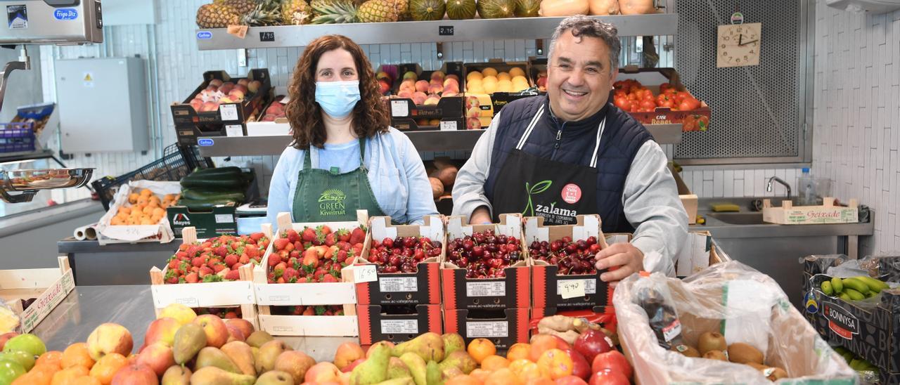 Los placeros Sandra Grela y José Ramón Montes, en su puesto del mercado de Adormideras.