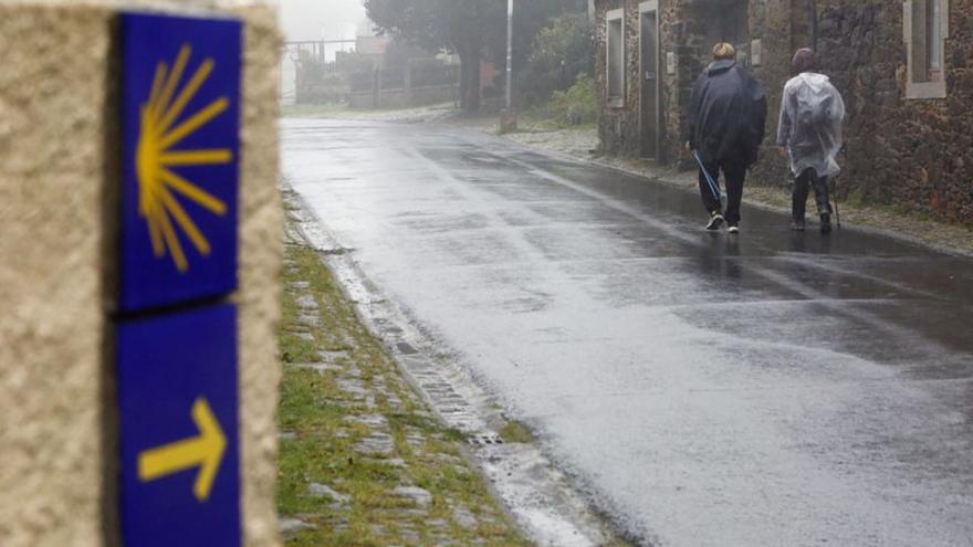 Peregrinos bajo la lluvia