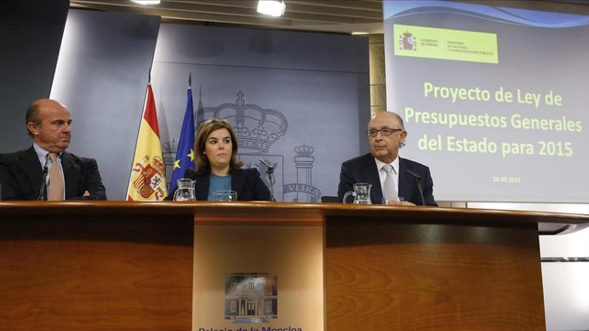 La vicepresidenta del Gobierno, Soraya Sáenz de Santamaría, junto a los ministros Luis de Guindos (izquierda) y Cristóbal Montoro, tras la reunión del Consejo de Ministros.