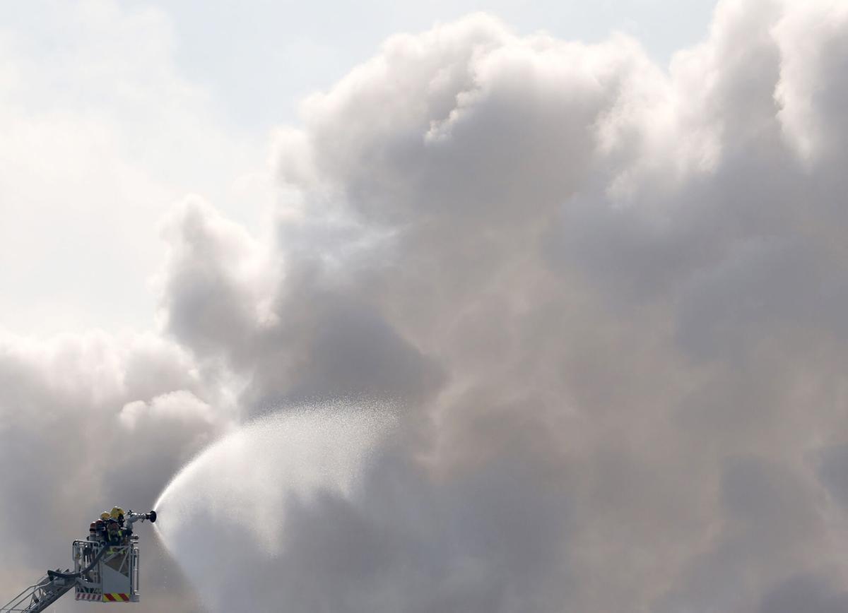 Una imagen tomada el 10 de mayo de 2025 muestra una columna de humo saliendo de un almacén de productos de limpieza para piscinas en la ciudad costera de Vilanova i la Geltrú, al sur de Barcelona. Las autoridades españolas instaron el sábado a más de 160.000 personas cerca de Barcelona a permanecer en sus casas después de que un incendio en una nave industrial liberara una nube tóxica de cloro sobre una amplia zona. 