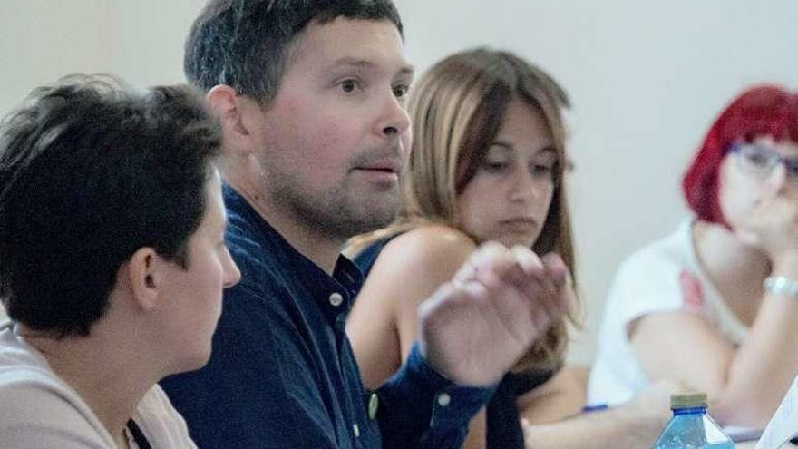 Manu Lourenzo, durante su intervención en el pleno. // FdV