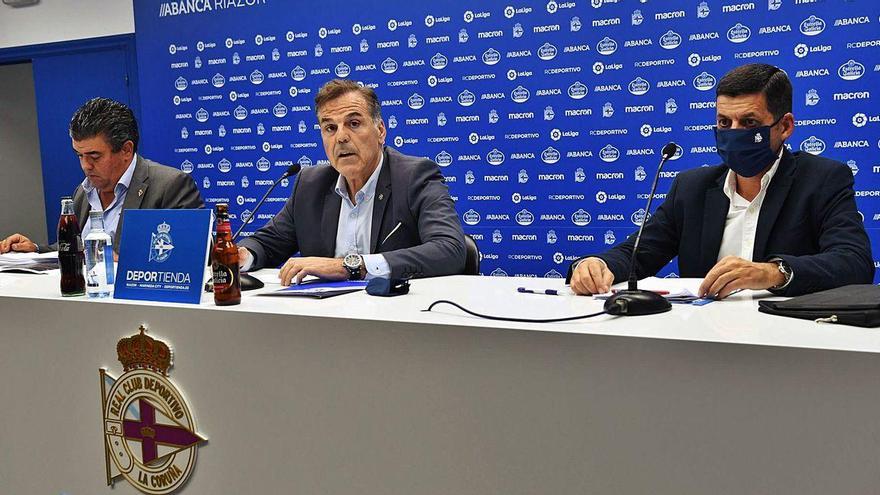 El presidente del Deportivo, Fernando Vidal, entre el consejero Ricardo González y el asesor jurídico del club, Óscar Rama.