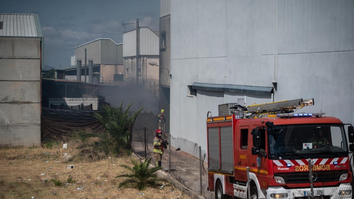 Incendio entre naves de Las Capellanías.