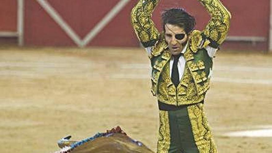 El torero Padilla pone unas banderillas en la feria taurina de 2014.