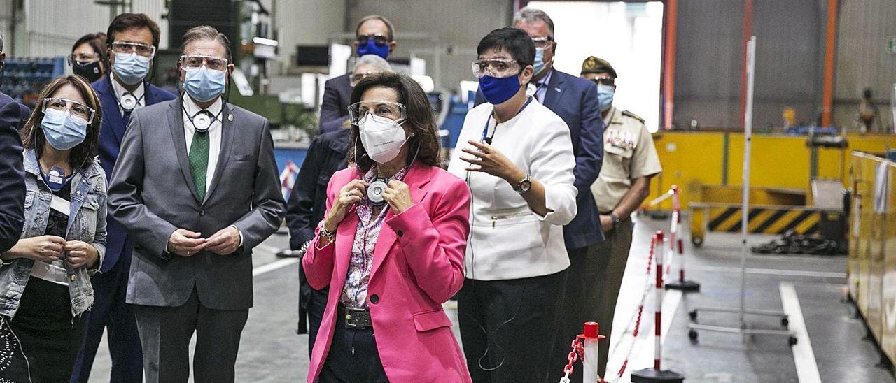 Por la izquierda, Alfredo Canteli y Margarita Robles, el pasado septiembre, en la fábrica de Trubia. | Miki López