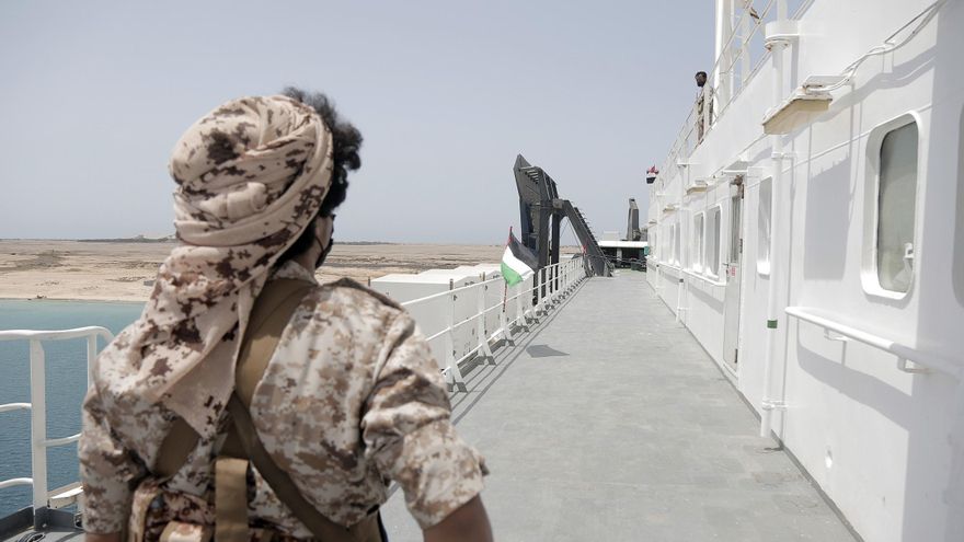 Israel bombardea tres puertos y una planta eléctrica en Yemen