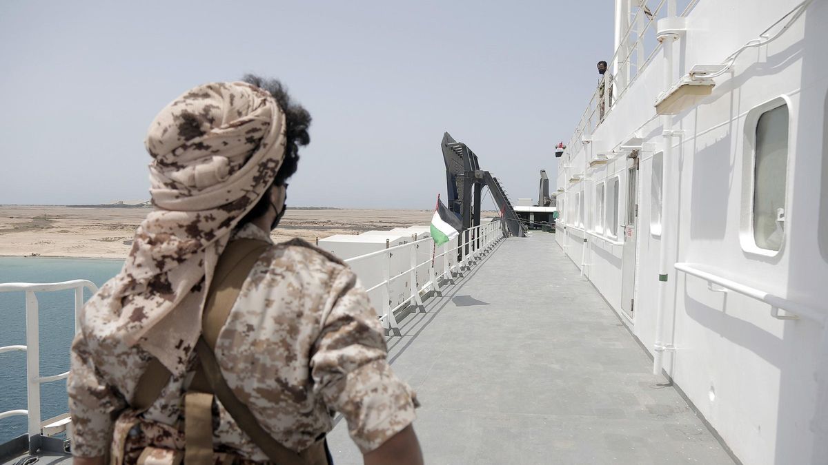 Un miliciano hutí en un muelle de la ciudad portuaria yemení de Hodeidah.