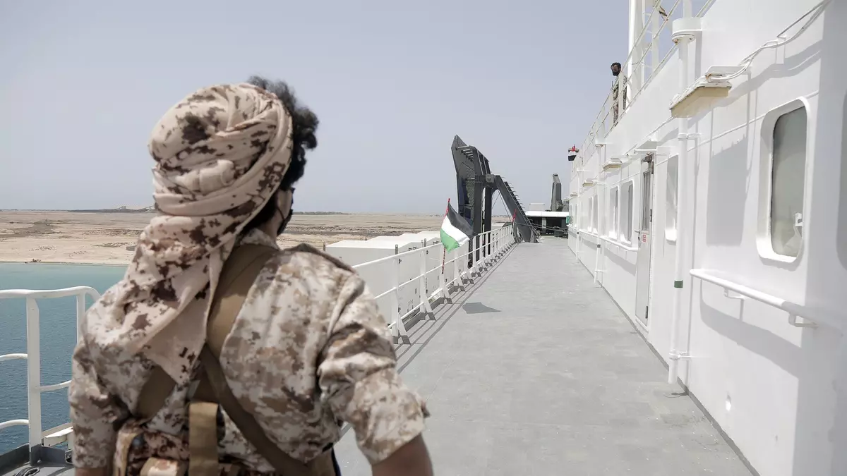 Israel bombardea tres puertos y una planta eléctrica en Yemen