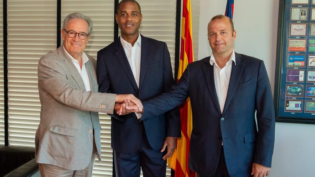 Silvio Elias, Patrick Kluivert y Xavi Vilajona, tras firmar el contrato del holandés.