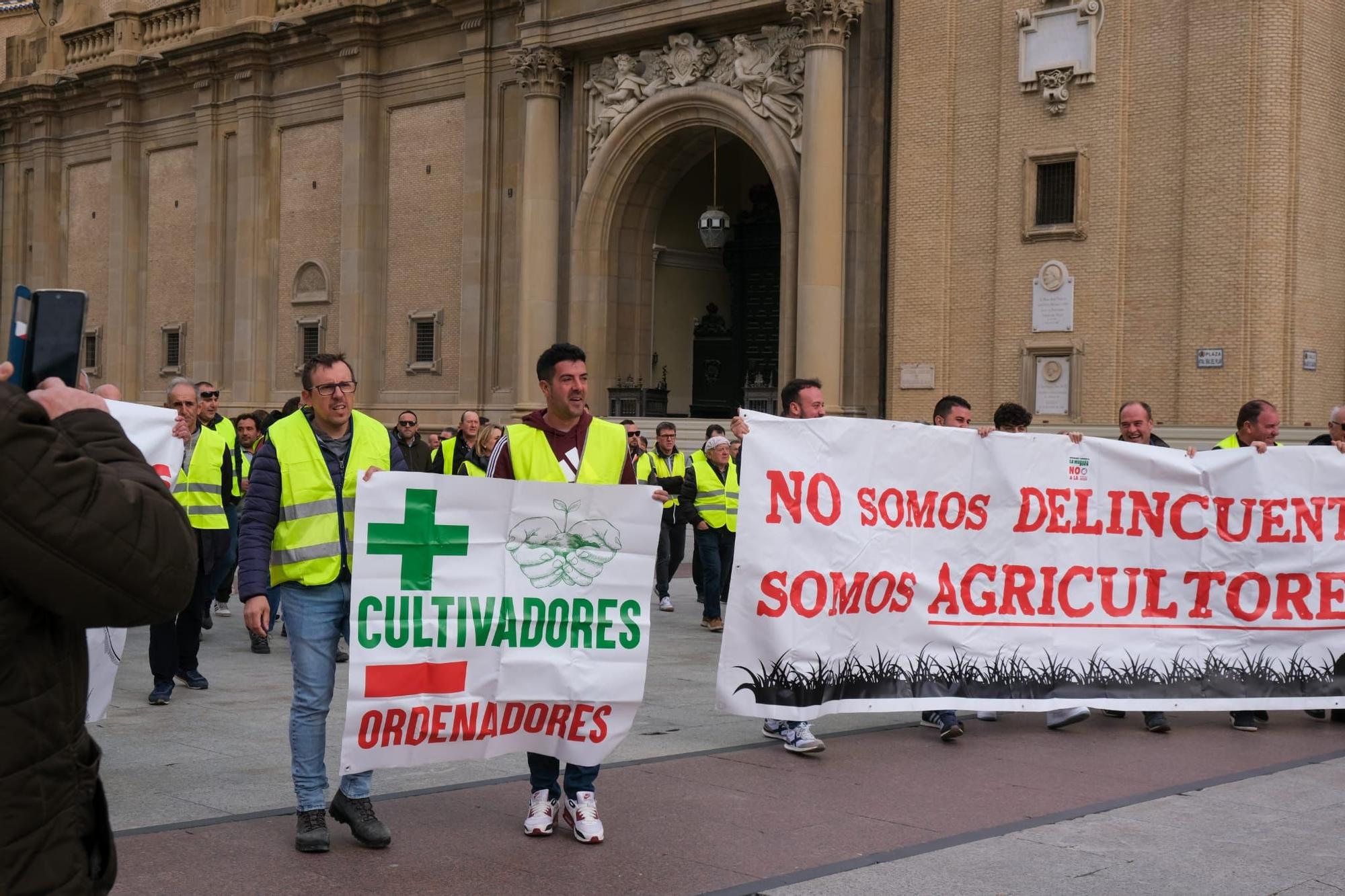 EN IMÁGENES | Los agricultores se concentran en la plaza del Pilar