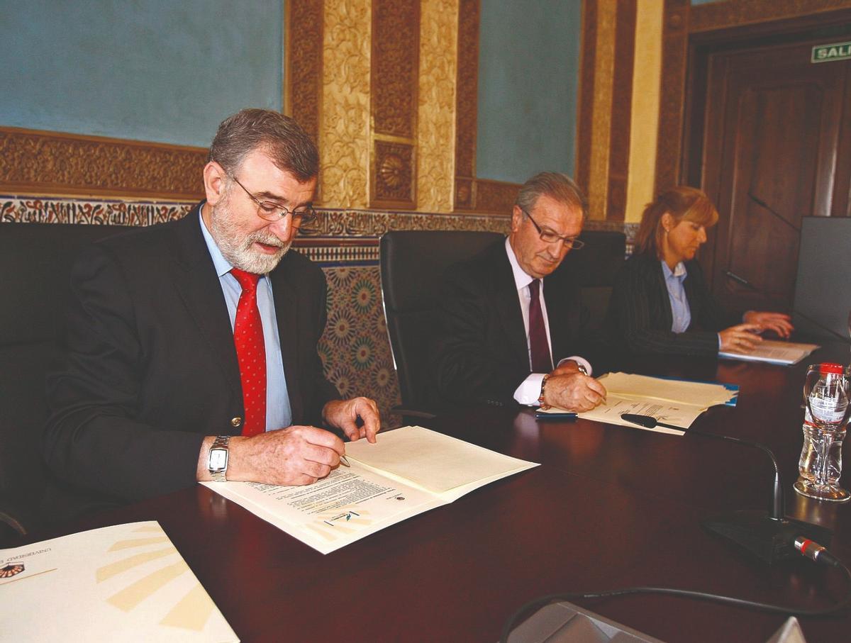 En primer término, el rector de la UCO José Manuel Roldán Nogueras (2006-2014), durante la firma de un convenio para el impulso del Parque Tecnológico.