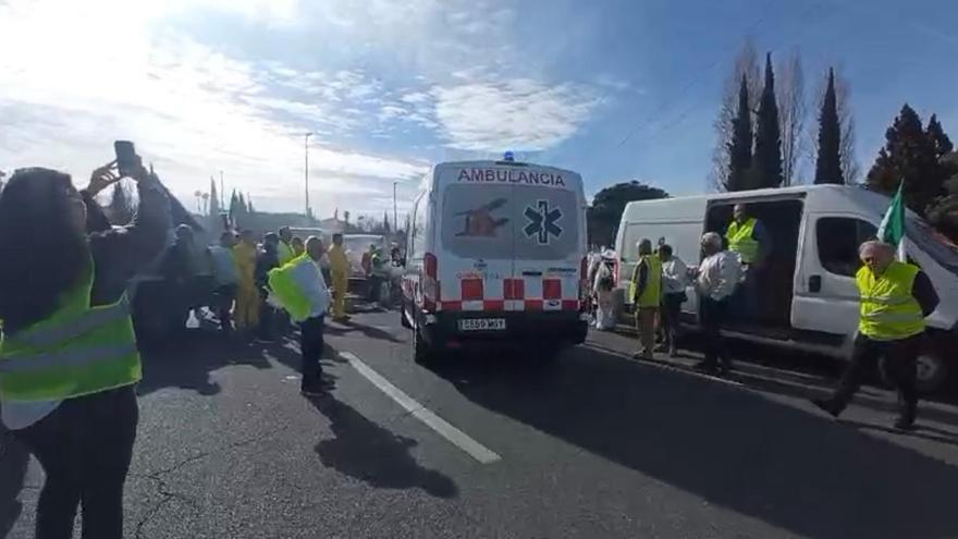 Los protestantes dejan pasar a las ambulancias