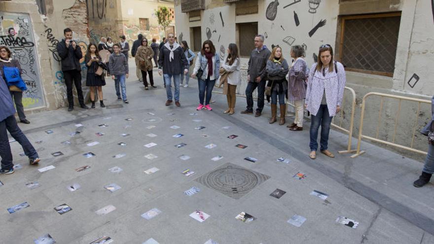 Varios falleros y curiosos contemplan la exposición, ayer en la plaza de los Navarros.