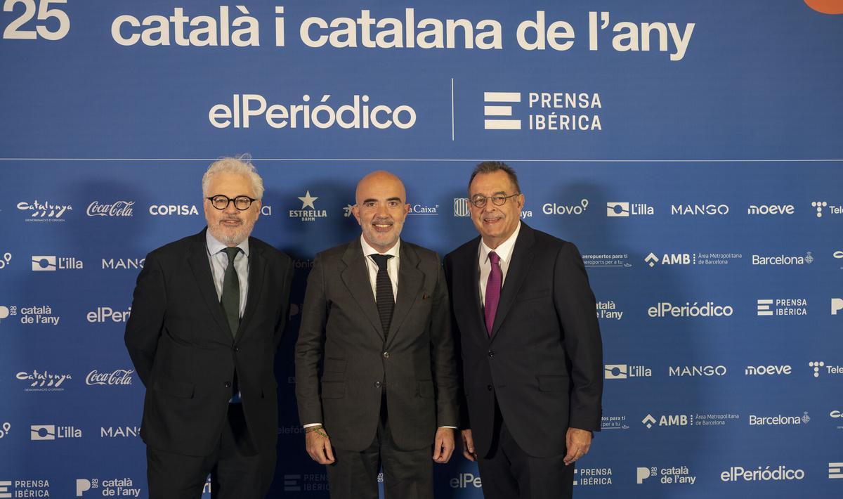 Barcelona. 24.11.2025. Sociedad. Gala del Català de l’any 2025.  De izda. a dcha., Àlex Salmon, director del suplemento Abril , Daniel Cirera, presidente del PP en Catalunya, y Albert Sáez, director de El Periódico. Fotografía de Jordi Cotrina