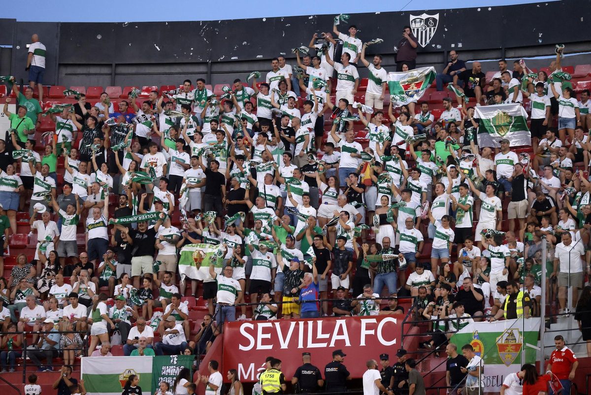 La afición del Elche anima a su equipo durante el calentamiento, en el Sánchez-Pizjuán.