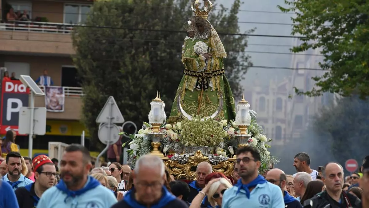 Villena desafía a la meteorología para rendir homenaje a su patrona