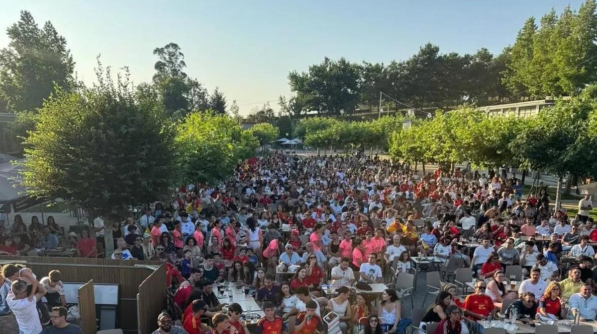 Aficionados de la Selkección en la explanada del Monte do Gozo para ver el partido contra Portugal