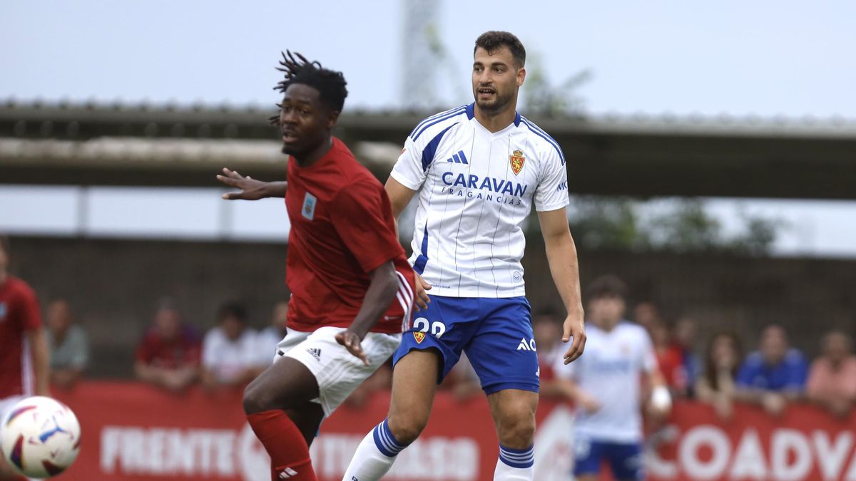 Bakis disputa en el balón en el amistoso ante el Tarazona el verano pasado.