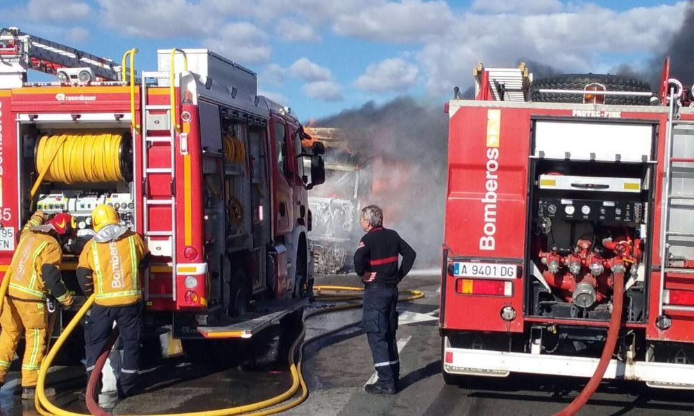 Arde un camión cargado de colchones en Villena