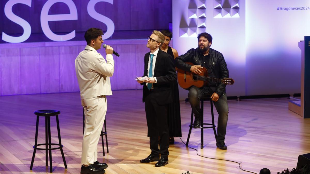 Juanjo Bona y Jorge Heras en el escenario durante la gala de los Aragoneses del Año