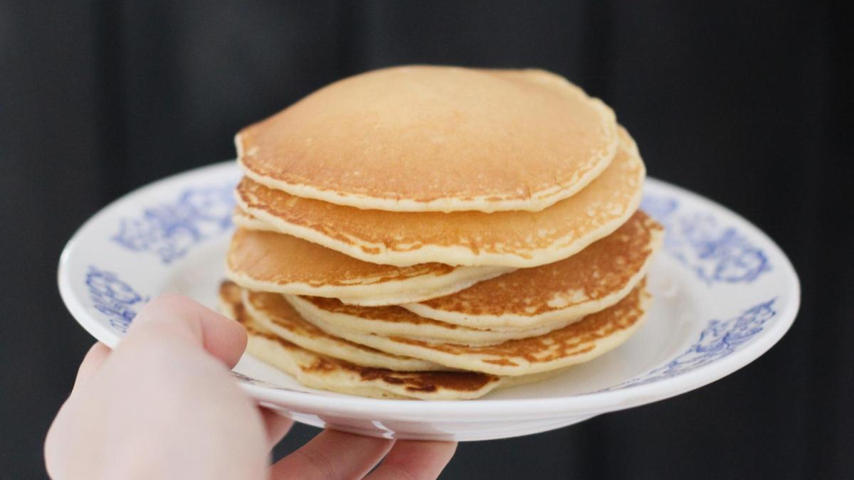 Un plato con tortitas.