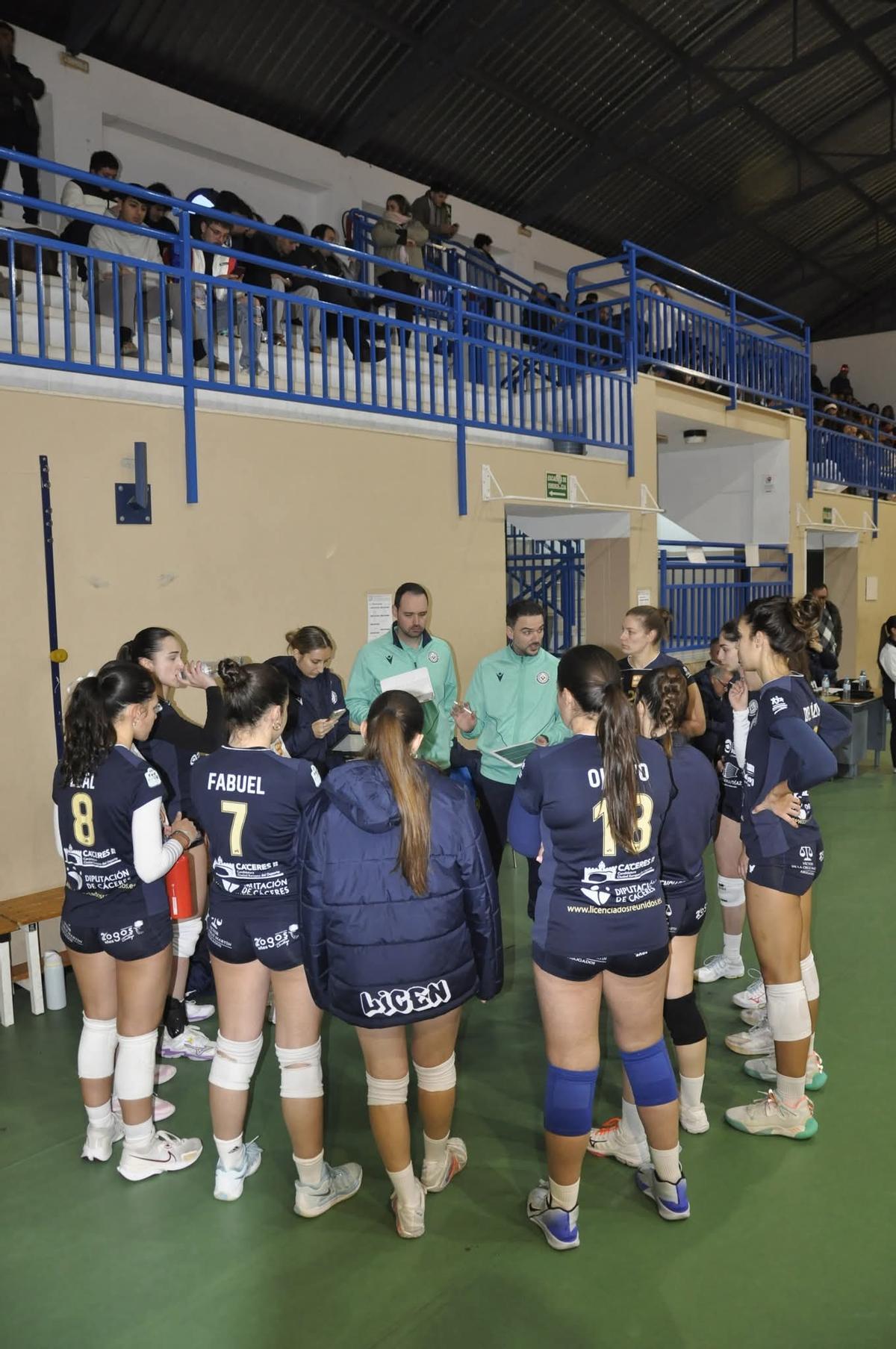 Juan Pedro Martín da instrucciones a sus jugadoras.