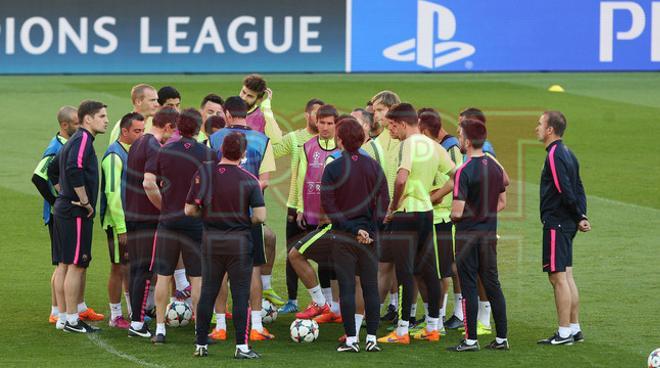 El FC Barcelona entrena en París el partido de Champions