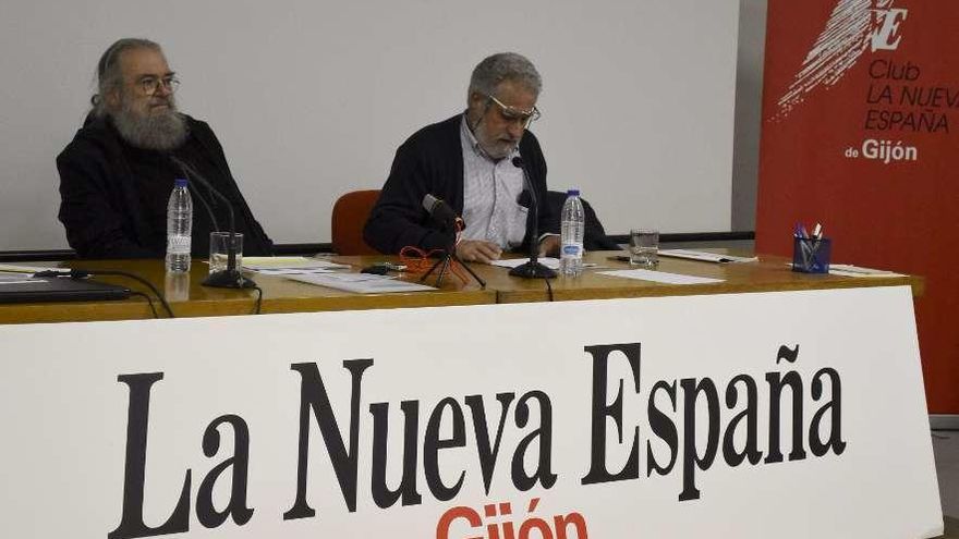 Por la izquierda, Luis Fernández y Chema Rosell, ayer, en el foro cultural del periódico.