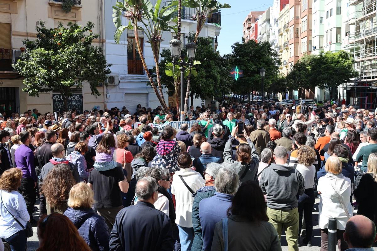 Concentración de vecinos en la esquina de las calles Puerto Rico y Cuba