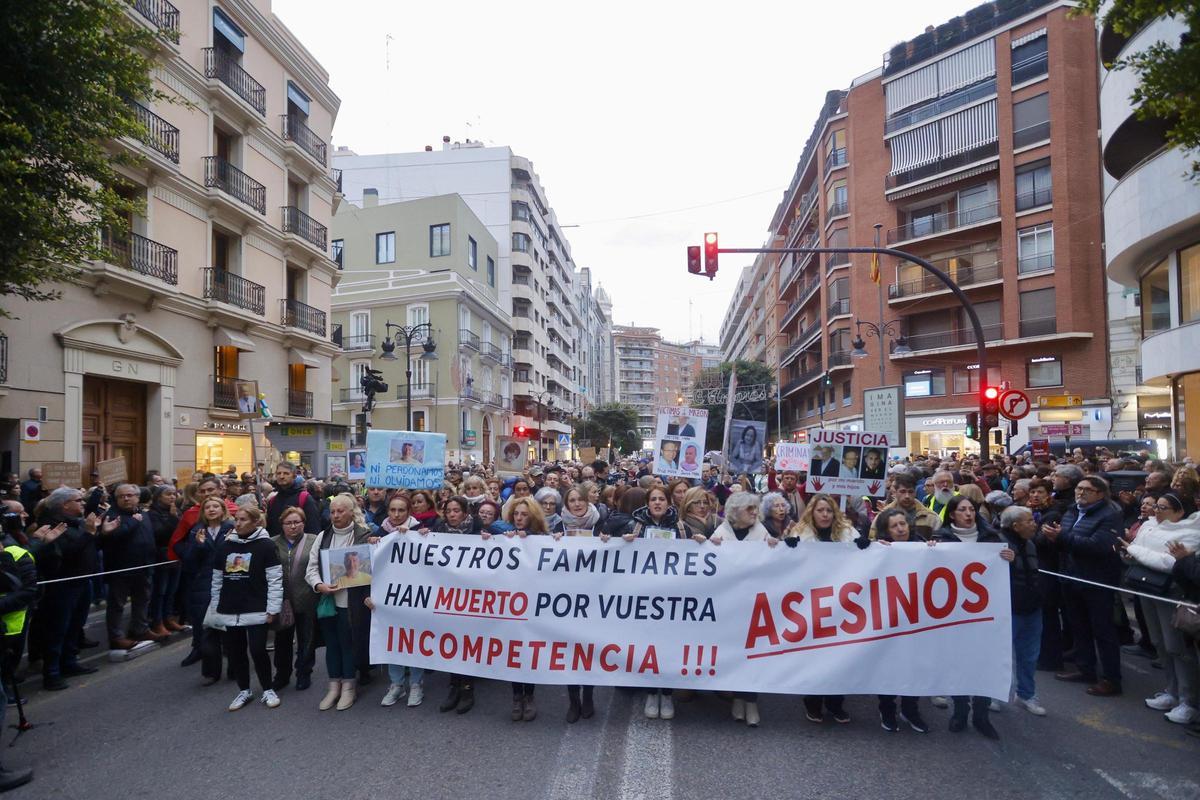 Quinta manifestación multitudinaria en el centro de València al grito de "Mazón dimisión"