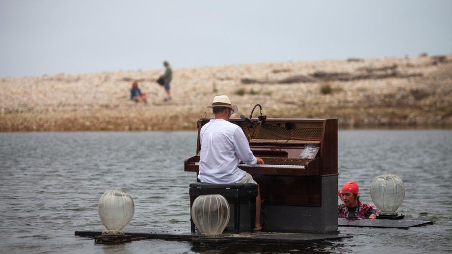 El piano flotante aterriza en la Sotonera con música cubana del multiinstrumentalista Edgar Olivero