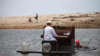 El piano flotante aterriza en la Sotonera con música cubana del multiinstrumentalista Edgar Olivero