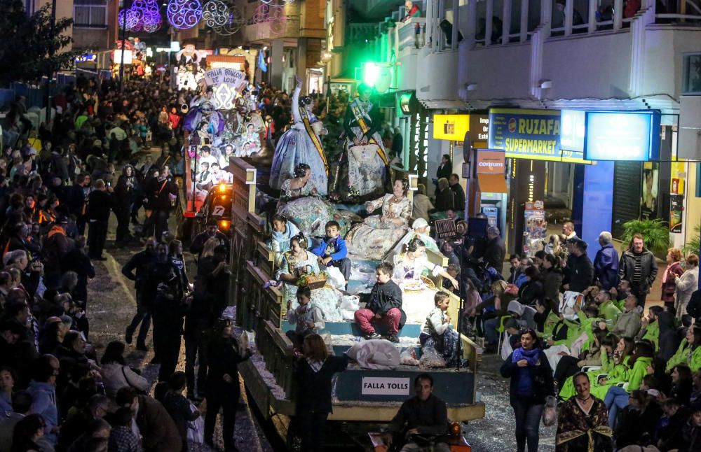 Más de medio centenar de carrozas participan en un multitudinario desfile que recorrió las calles del centro de Benidorm.