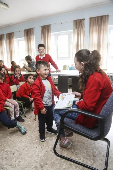 Actividad con niños con síndrome de Down en el colegio Sagrada Familia de Oviedo