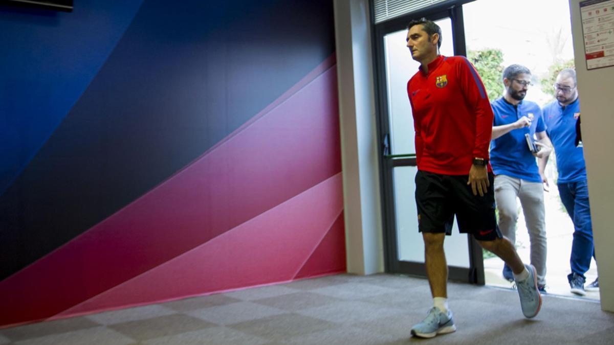 Ernesto Valverde entra en la sala de prensa de la Ciudad Deportiva Joan Gamper del Barça en Sant Joan Despí
