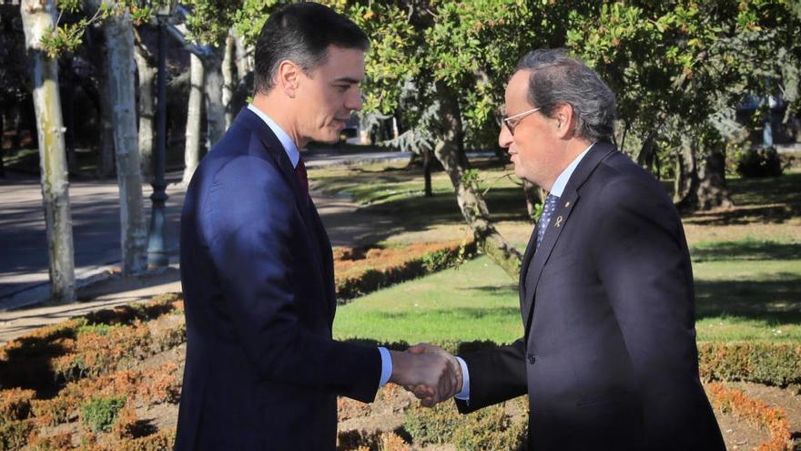 Imatge recurs del president del govern espanyol, Pedro Sánchez, i el president de la Generalitat, Quim Torra, als jardins de la Moncloa el 26 de febrer del 2020