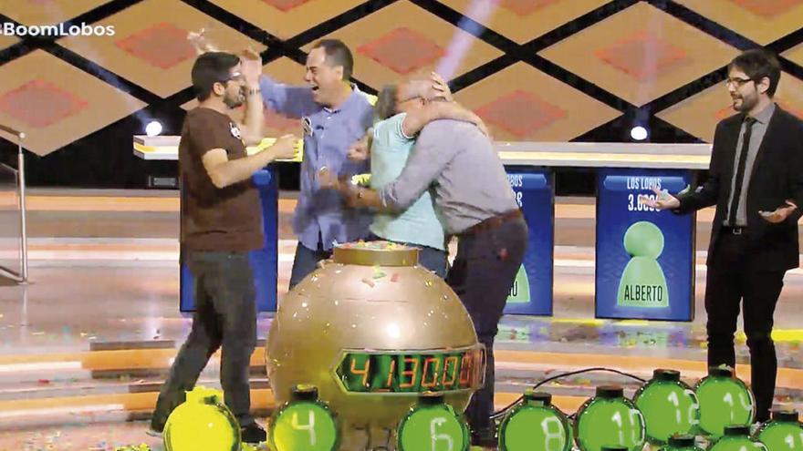 Momento en el que los &quot;Los Lobos&quot; se felicitan justo después de ganar el bote de &quot;¡Boom!&quot;. // Antena 3