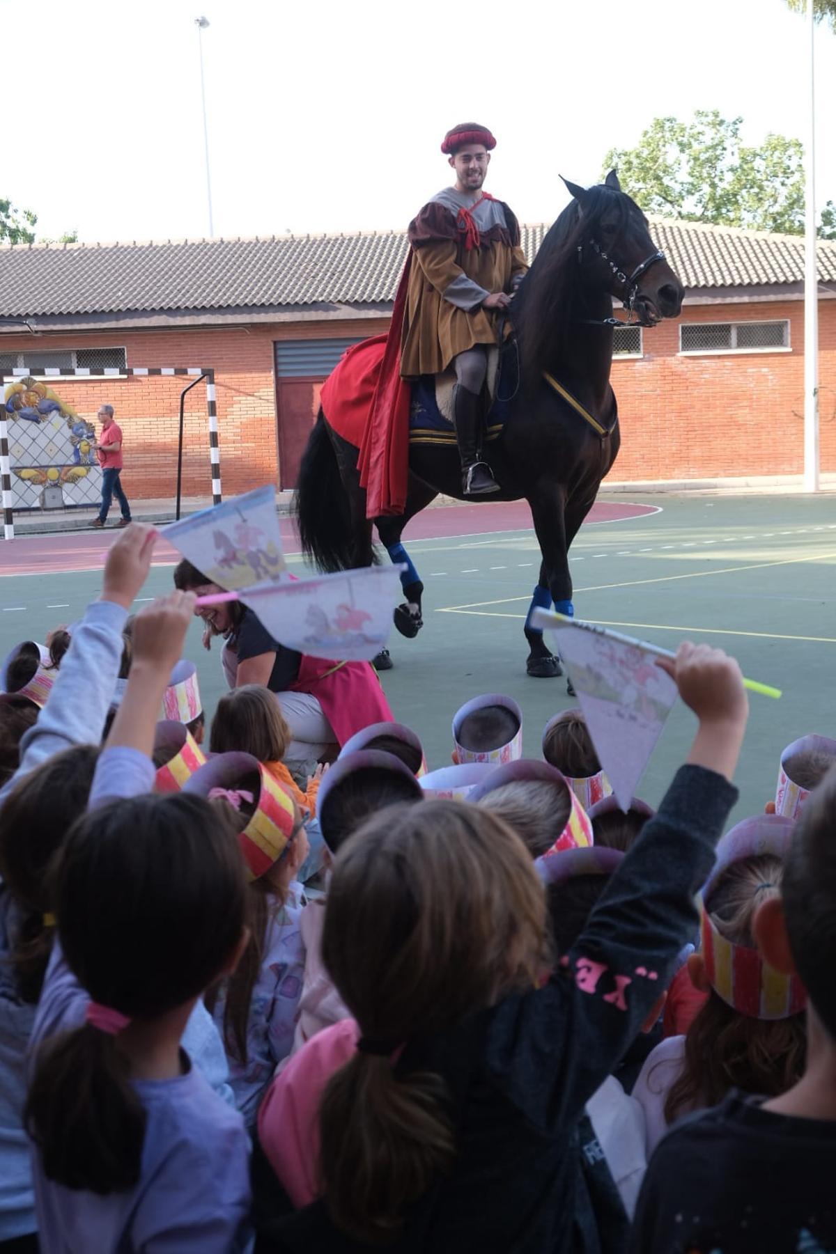 Francesc Cantó comienza su calendario de visitas a los centros escolares y de mayores de Elche que se prolongará todo noviembre