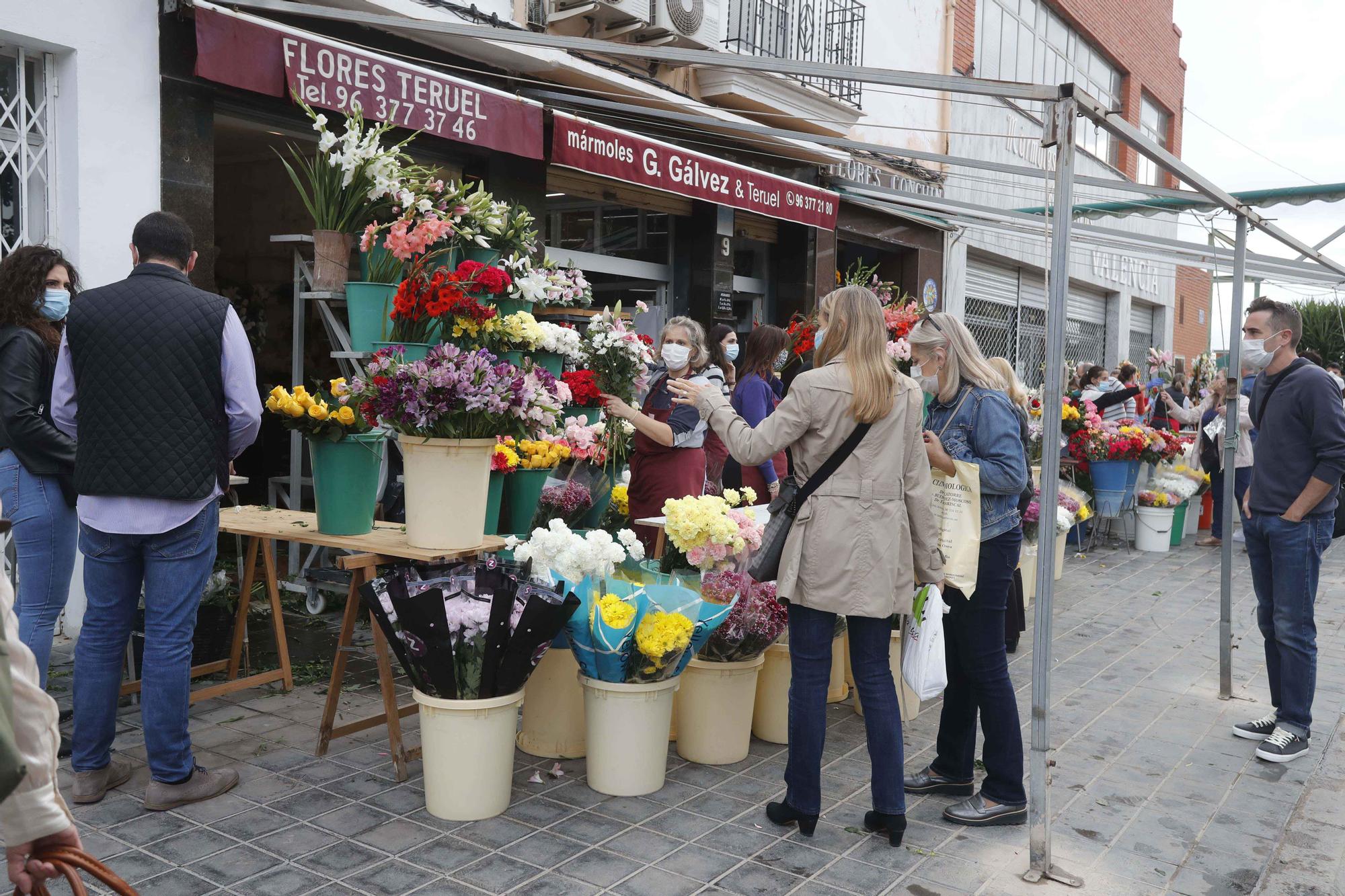 Masiva presencia en los cementerios en vísperas de Todos los Santos